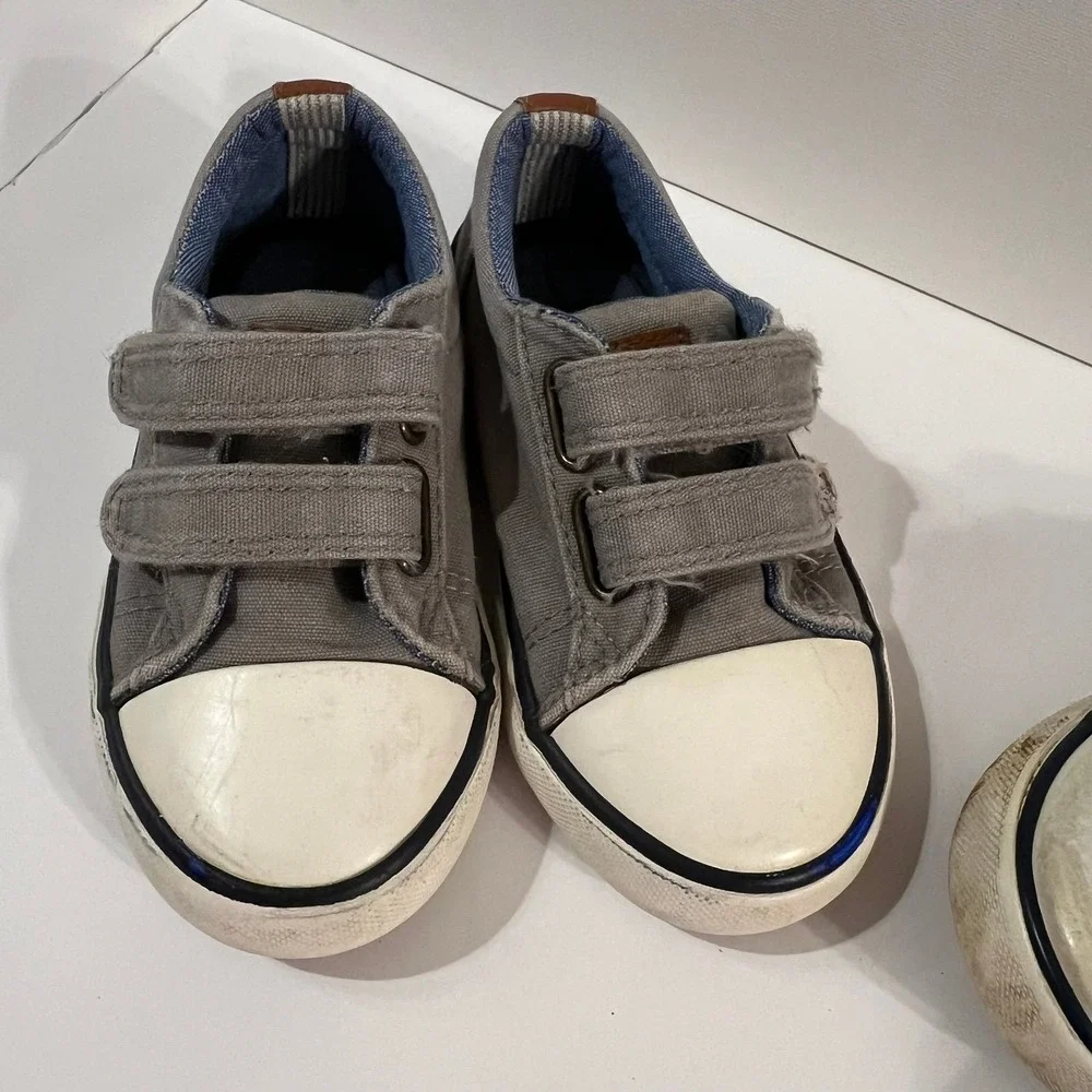 Toddler boy size 8 Tommy Hilfiger shoes (s-199)